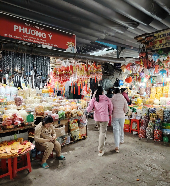 Einkaufen im Dong Ba Markt