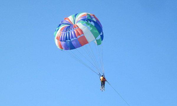 parachuting canoeing on My Khe beach