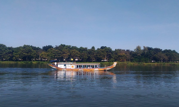 dragon boat on the perfume river