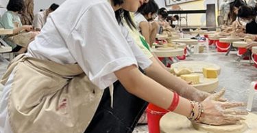 making pottery in bat trang