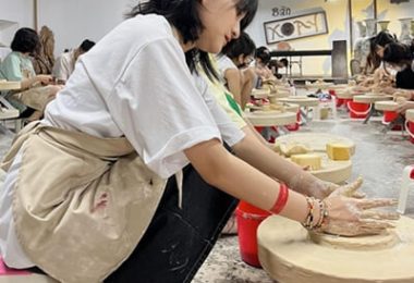 making pottery in bat trang