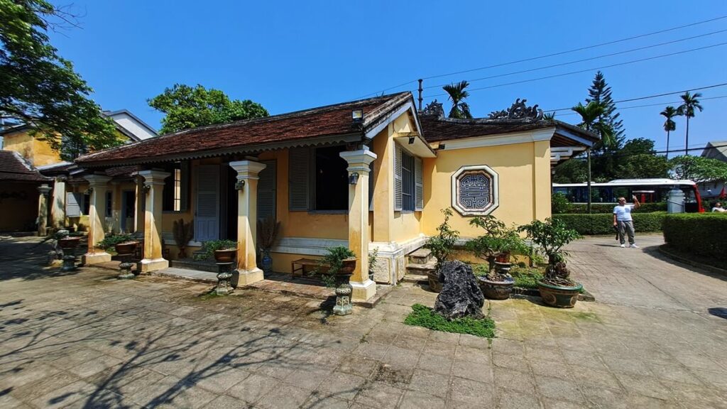 Ngoc Son Princess House – Hosts fine dining meals for tourists.
