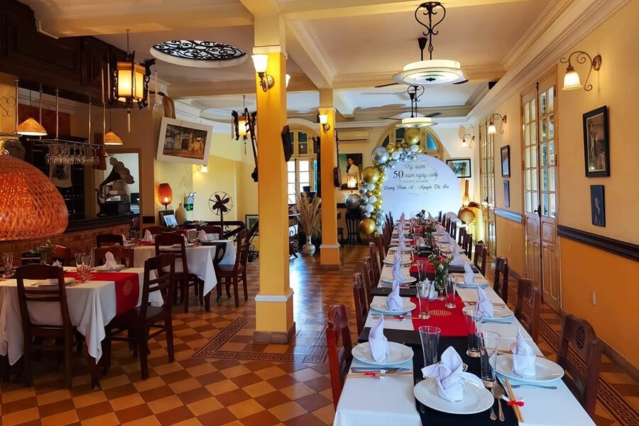 Neatly arranged dining area inside Le Jardin de La Carambole Restaurant