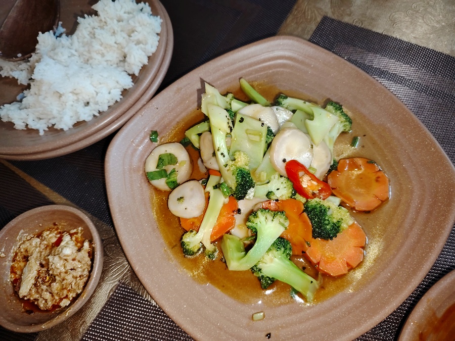 Crisp broccoli, carrots, mushrooms, and tofu stir-fried with light soy sauce, served with white rice and fermented bean curd