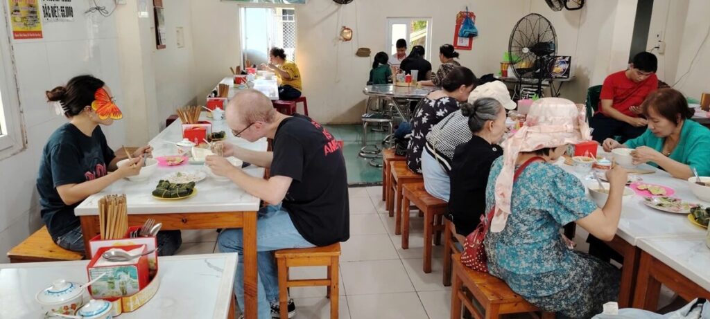 Local food experience in Hue with diners enjoying bun bo Hue